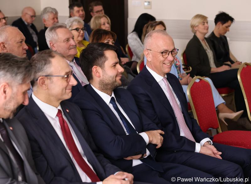 Uczestnicy walnego zgromadzenia członków Zrzeszenia Gmin Województwa Lubuskiego w Lubniewicach