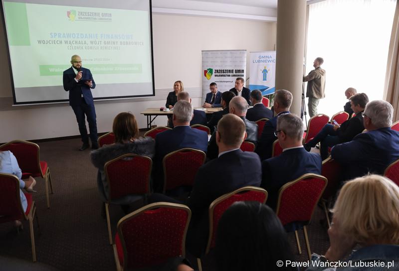 Uczestnicy walnego zgromadzenia członków Zrzeszenia Gmin Województwa Lubuskiego w Lubniewicach