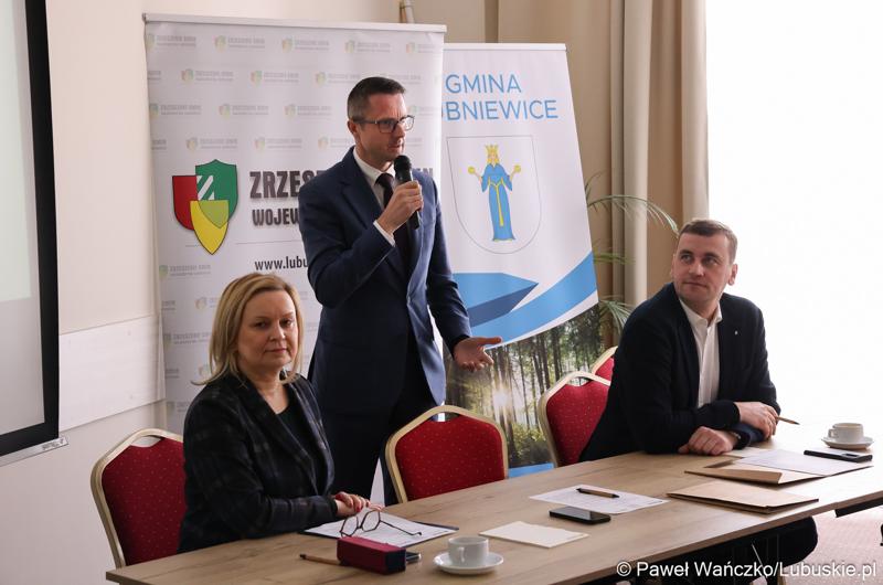 Uczestnicy walnego zgromadzenia członków Zrzeszenia Gmin Województwa Lubuskiego w Lubniewicach