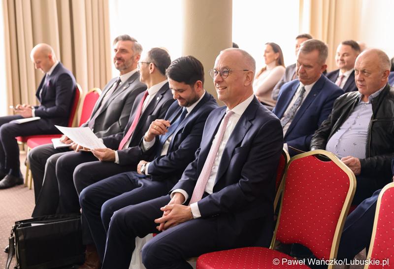 Uczestnicy walnego zgromadzenia członków Zrzeszenia Gmin Województwa Lubuskiego w Lubniewicach
