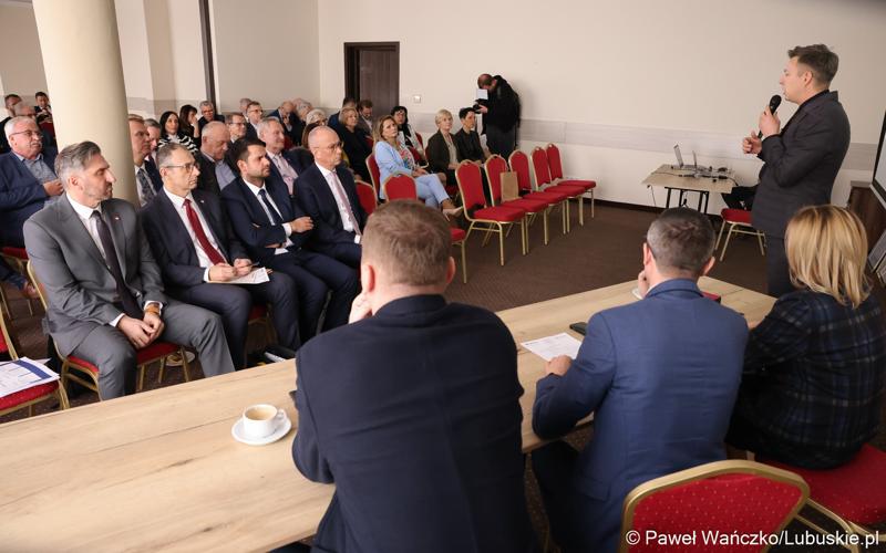 Uczestnicy walnego zgromadzenia członków Zrzeszenia Gmin Województwa Lubuskiego w Lubniewicach
