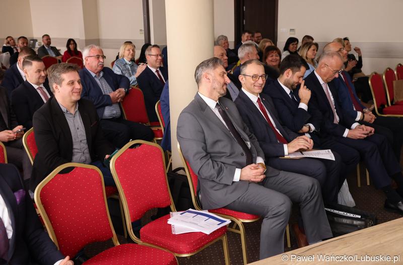 Uczestnicy walnego zgromadzenia członków Zrzeszenia Gmin Województwa Lubuskiego w Lubniewicach