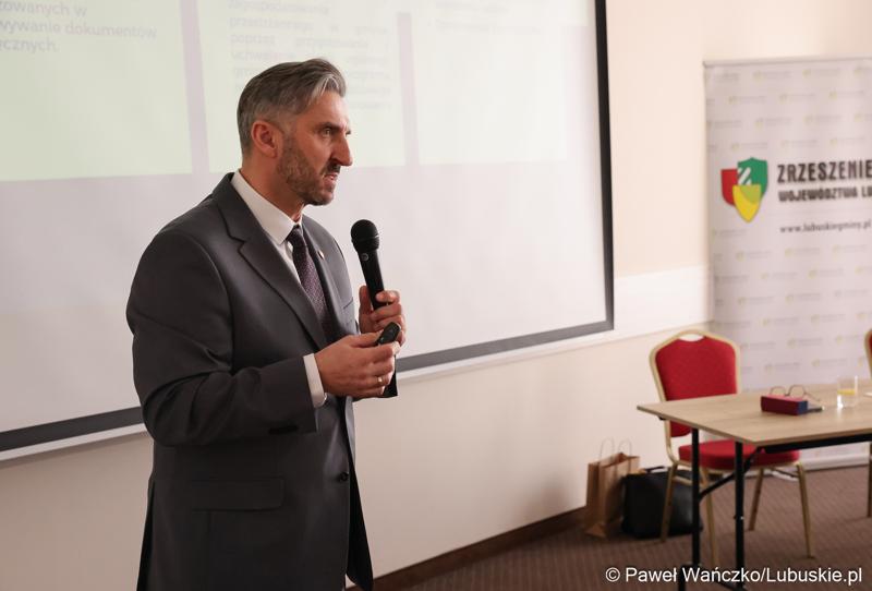 Wiceminister Rozwoju i Technologii Waldemar Sługocki przemawia podczas walnego zgromadzenia członków Zrzeszenia Gmin Województwa Lubuskiego w Lubniewicach