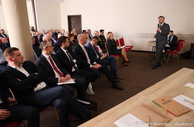 Wiceminister Rozwoju i Technologii Waldemar Sługocki przemawia podczas walnego zgromadzenia członków Zrzeszenia Gmin Województwa Lubuskiego w Lubniewicach
