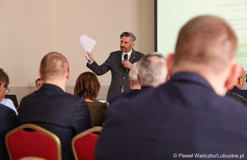 Wiceminister Rozwoju i Technologii Waldemar Sługocki przemawia podczas walnego zgromadzenia członków Zrzeszenia Gmin Województwa Lubuskiego w Lubniewicach