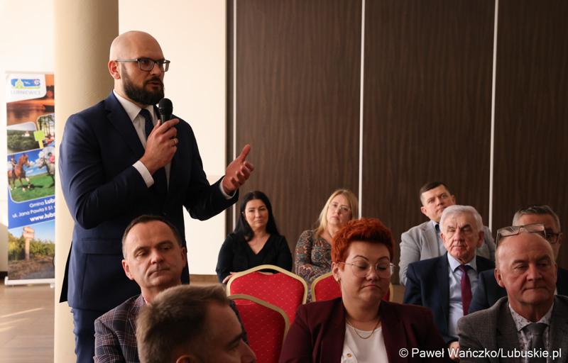 Uczestnicy walnego zgromadzenia członków Zrzeszenia Gmin Województwa Lubuskiego w Lubniewicach