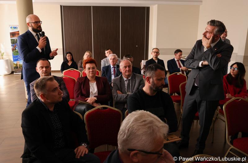 Uczestnicy walnego zgromadzenia członków Zrzeszenia Gmin Województwa Lubuskiego w Lubniewicach