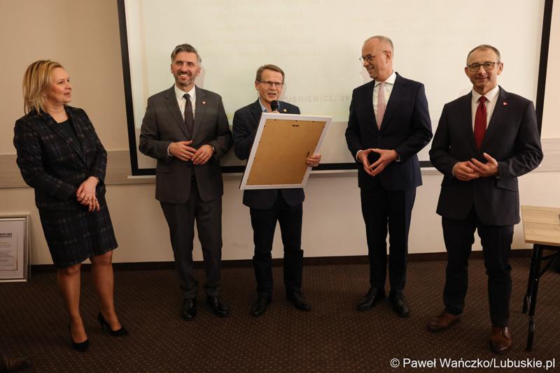 Uczestnicy walnego zgromadzenia członków Zrzeszenia Gmin Województwa Lubuskiego w Lubniewicach