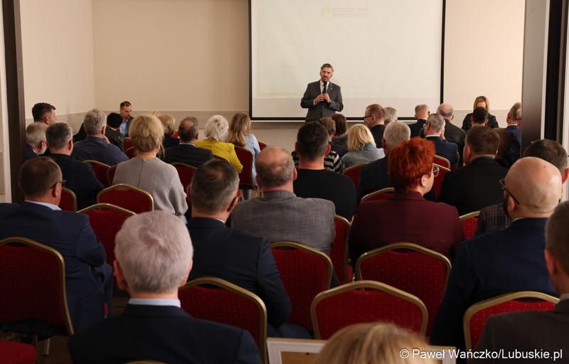 Uczestnicy walnego zgromadzenia członków Zrzeszenia Gmin Województwa Lubuskiego w Lubniewicach