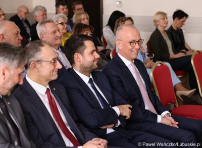 Uczestnicy walnego zgromadzenia członków Zrzeszenia Gmin Województwa Lubuskiego w Lubniewicach 