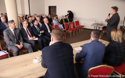Uczestnicy walnego zgromadzenia członków Zrzeszenia Gmin Województwa Lubuskiego w Lubniewicach 