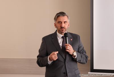 Wiceminister Rozwoju i Technologii Waldemar Sługocki przemawia podczas walnego zgromadzenia członków Zrzeszenia Gmin Województwa Lubuskiego w Lubniewicach 