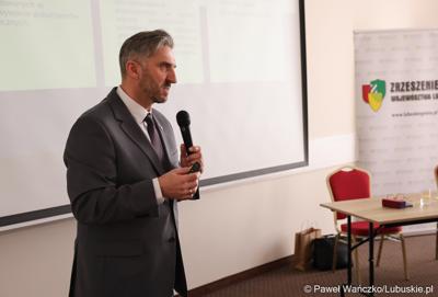 Wiceminister Rozwoju i Technologii Waldemar Sługocki przemawia podczas walnego zgromadzenia członków Zrzeszenia Gmin Województwa Lubuskiego w Lubniewicach 