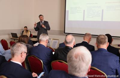 Wiceminister Rozwoju i Technologii Waldemar Sługocki przemawia podczas walnego zgromadzenia członków Zrzeszenia Gmin Województwa Lubuskiego w Lubniewicach 