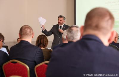 Wiceminister Rozwoju i Technologii Waldemar Sługocki przemawia podczas walnego zgromadzenia członków Zrzeszenia Gmin Województwa Lubuskiego w Lubniewicach 