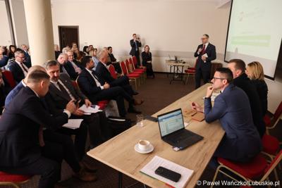 Wojewoda Lubuski Marek Cebula przemawia podczas walnego zgromadzenia członków Zrzeszenia Gmin Województwa Lubuskiego w Lubniewicach 