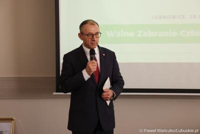 Wojewoda Lubuski Marek Cebula przemawia podczas walnego zgromadzenia członków Zrzeszenia Gmin Województwa Lubuskiego w Lubniewicach 