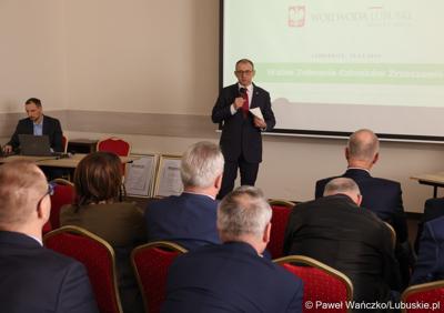 Wojewoda Lubuski Marek Cebula przemawia podczas walnego zgromadzenia członków Zrzeszenia Gmin Województwa Lubuskiego w Lubniewicach 
