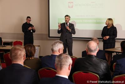 Wiceminister Rozwoju i Technologii Waldemar Sługocki przemawia podczas walnego zgromadzenia członków Zrzeszenia Gmin Województwa Lubuskiego w Lubniewicach 