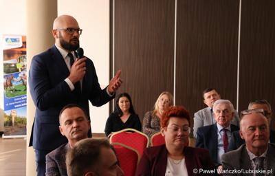 Uczestnicy walnego zgromadzenia członków Zrzeszenia Gmin Województwa Lubuskiego w Lubniewicach 