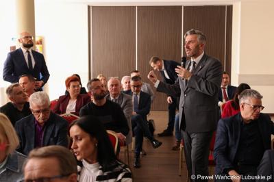 Wiceminister Rozwoju i Technologii Waldemar Sługocki (z prawej) przemawia do uczestników walnego zgromadzenia członków Zrzeszenia Gmin Województwa Lubuskiego w Lubniewicach 