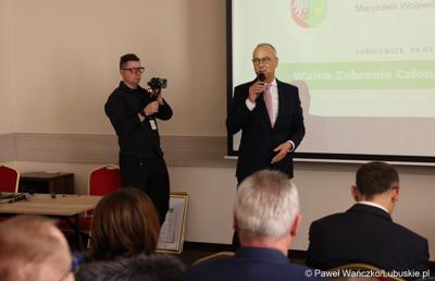 Marszałek Województwa Lubuskiego Marcin Jabłoński przemawia do uczestników walnego zgromadzenia członków Zrzeszenia Gmin Województwa Lubuskiego w Lubniewicach 