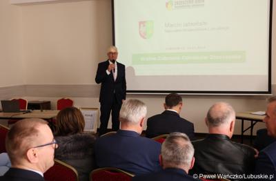 Marszałek Województwa Lubuskiego Marcin Jabłoński przemawia do uczestników walnego zgromadzenia członków Zrzeszenia Gmin Województwa Lubuskiego w Lubniewicach 