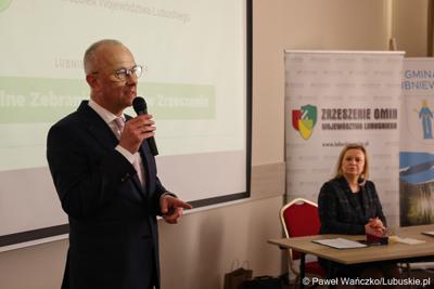 Marszałek Województwa Lubuskiego Marcin Jabłoński przemawia do uczestników walnego zgromadzenia członków Zrzeszenia Gmin Województwa Lubuskiego w Lubniewicach 