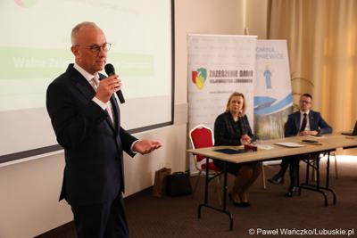 Marszałek Województwa Lubuskiego Marcin Jabłoński przemawia do uczestników walnego zgromadzenia członków Zrzeszenia Gmin Województwa Lubuskiego w Lubniewicach 