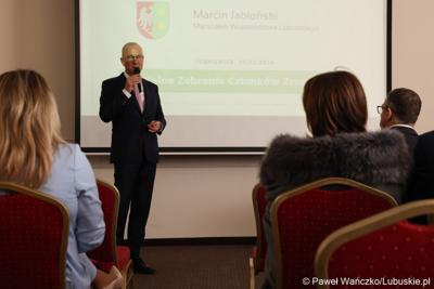 Marszałek Województwa Lubuskiego Marcin Jabłoński przemawia do uczestników walnego zgromadzenia członków Zrzeszenia Gmin Województwa Lubuskiego w Lubniewicach 