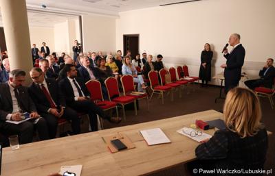 Marszałek Województwa Lubuskiego Marcin Jabłoński przemawia do uczestników walnego zgromadzenia członków Zrzeszenia Gmin Województwa Lubuskiego w Lubniewicach 