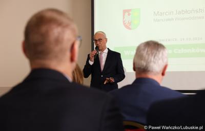 Marszałek Województwa Lubuskiego Marcin Jabłoński przemawia do uczestników walnego zgromadzenia członków Zrzeszenia Gmin Województwa Lubuskiego w Lubniewicach 