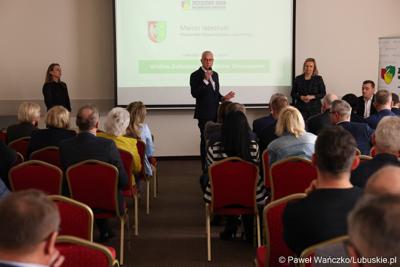 Marszałek Województwa Lubuskiego Marcin Jabłoński przemawia do uczestników walnego zgromadzenia członków Zrzeszenia Gmin Województwa Lubuskiego w Lubniewicach 