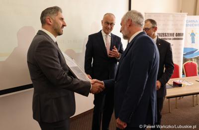 Uczestnicy walnego zgromadzenia członków Zrzeszenia Gmin Województwa Lubuskiego w Lubniewicach 