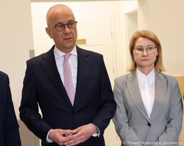 Marszałek województwa lubuskiego Marcin Jabłoński podczas oficjalnego otwarcia Punktu Zgłoszeniowo-Koordynacyjnego dla osób w kryzysie zdrowia psychicznego w Międzyrzeczu