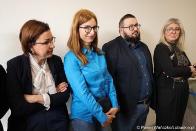 Uczestnicy oficjalnego otwarcia Punktu Zgłoszeniowo-Koordynacyjnego dla osób w kryzysie zdrowia psychicznego w Międzyrzeczu. 