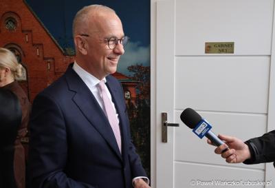 Marszałek województwa lubuskiego Marcin Jabłoński udziela wywiadu podczas oficjalnego otwarcia Punktu Zgłoszeniowo-Koordynacyjnego dla osób w kryzysie zdrowia psychicznego w Międzyrzeczu