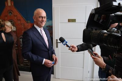 Marszałek województwa lubuskiego Marcin Jabłoński udziela wywiadu podczas oficjalnego otwarcia Punktu Zgłoszeniowo-Koordynacyjnego dla osób w kryzysie zdrowia psychicznego w Międzyrzeczu