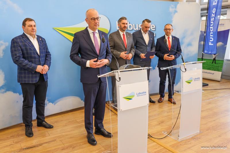 Marcin Jabłoński, Marszałek Województwa Lubuskiego przemawia podczas konferencji prasowej w sali prasowej w Urzędzie Marszałkowskim w Zielonej Górze
