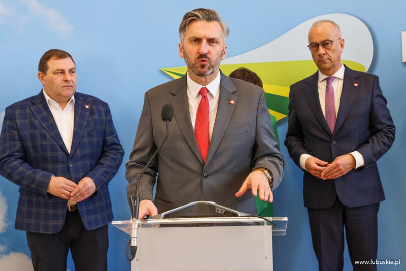 Prof. Waldemar Sługocki, Wiceminister Rozwoju i Technologii przemawia podczas konferencji prasowej w sali prasowej w Urzędzie Marszałkowskim w Zielonej Górze