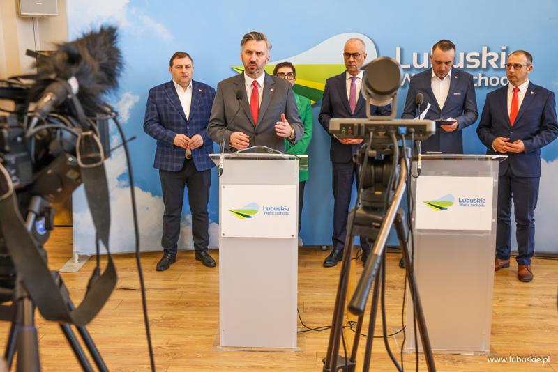 Prof. Waldemar Sługocki, Wiceminister Rozwoju i Technologii przemawia podczas konferencji prasowej w sali prasowej w Urzędzie Marszałkowskim w Zielonej Górze