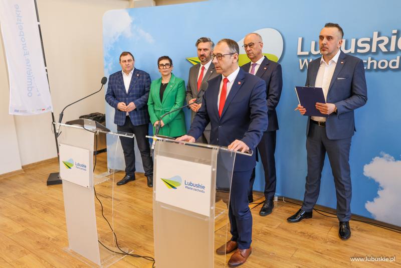 Marek Cebula, Wojewoda Lubuski przemawia podczas konferencji prasowej w sali prasowej w Urzędzie Marszałkowskim w Zielonej Górze