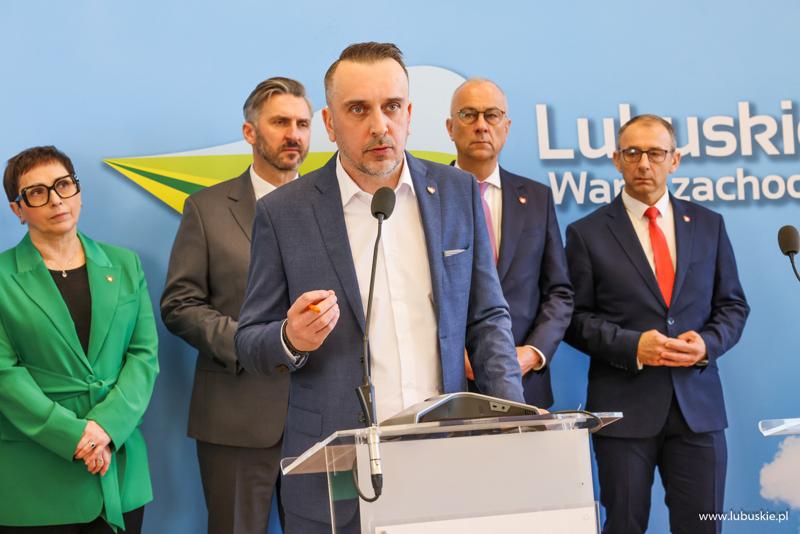 Marcin Pabierowski, Doradca Wojewody ds. Planowania Przestrzennego przemawia podczas konferencji prasowej w sali prasowej w Urzędzie Marszałkowskim w Zielonej Górze