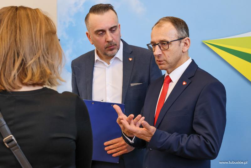 Uczestnicy konferencji prasowej w sali prasowej w Urzędzie Marszałkowskim w Zielonej Górze