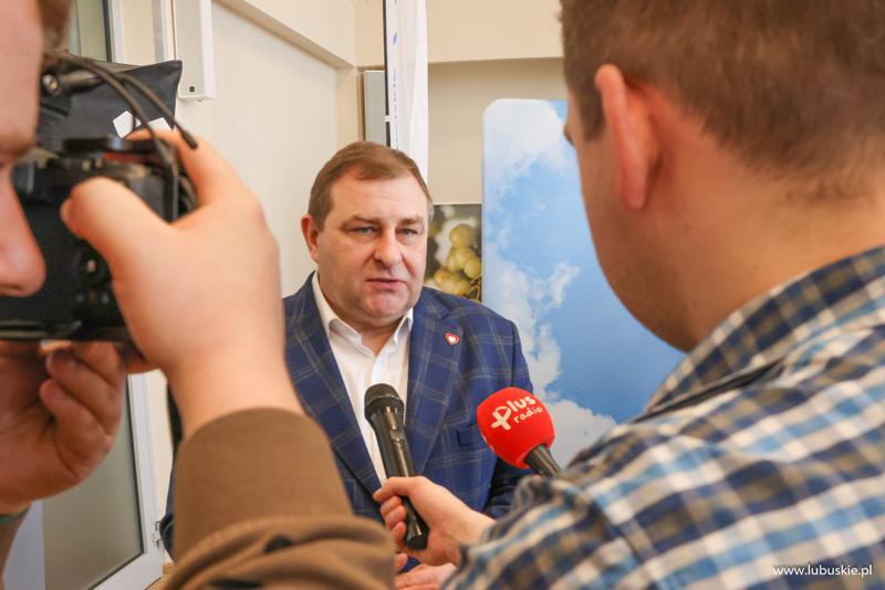 Grzegorz Potęga, Członek Zarządu Województwa Lubuskiego udziela wywiadu mediom