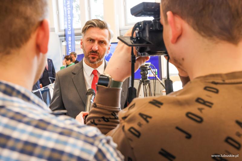 Prof. Waldemar Sługocki, Wiceminister Rozwoju i Technologii udziela wywiadu mediom