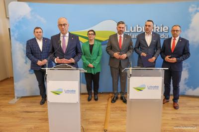 Marcin Jabłoński, Marszałek Województwa Lubuskiego przemawia podczas konferencji prasowej w sali prasowej w Urzędzie Marszałkowskim w Zielonej Górze