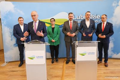 Marcin Jabłoński, Marszałek Województwa Lubuskiego przemawia podczas konferencji prasowej w sali prasowej w Urzędzie Marszałkowskim w Zielonej Górze