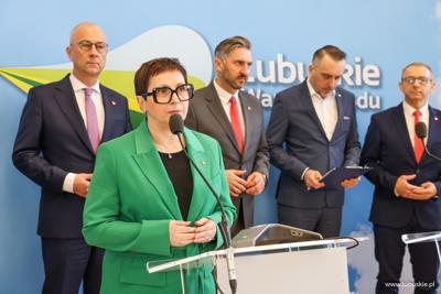  Krystyna Sibińska, Posłanka na Sejm RP przemawia podczas konferencji prasowej w sali prasowej w Urzędzie Marszałkowskim w Zielonej Górze
