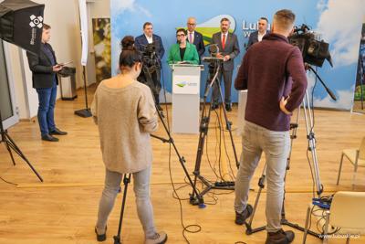 Uczestnicy konferencji prasowej w sali prasowej w Urzędzie Marszałkowskim w Zielonej Górze 
